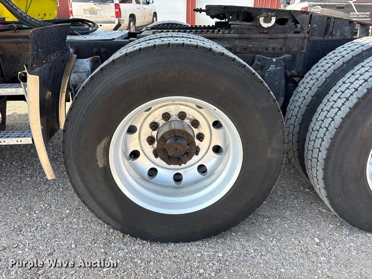 image for item FC2439 2000 Freightliner FLD semi truck