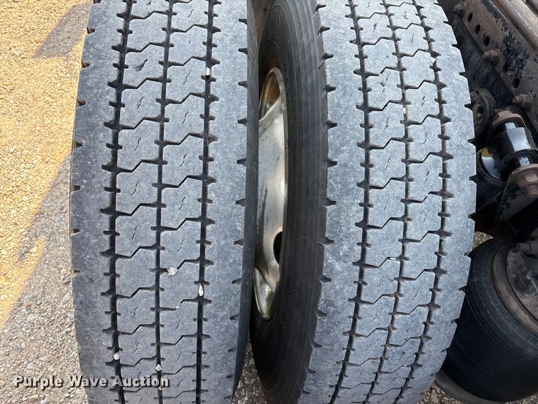 image for item FC2439 2000 Freightliner FLD semi truck