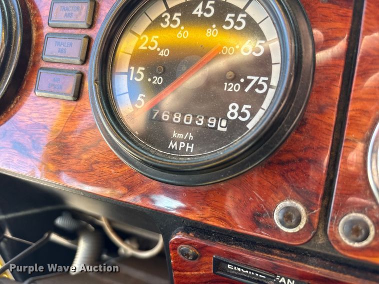 image for item FC2439 2000 Freightliner FLD semi truck