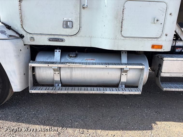 image for item FC2442 2000 Freightliner FLD semi truck