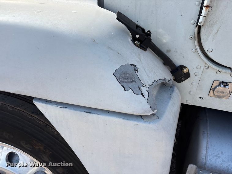 image for item FC2442 2000 Freightliner FLD semi truck