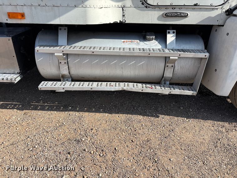 image for item FC2442 2000 Freightliner FLD semi truck