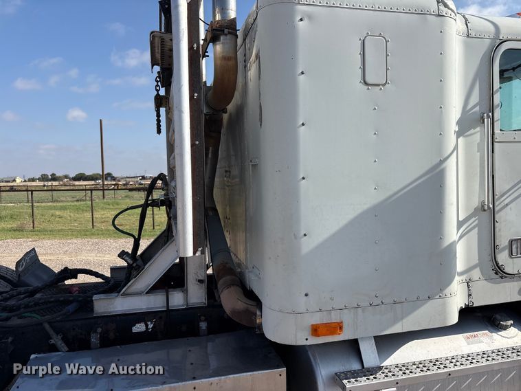 image for item FC2442 2000 Freightliner FLD semi truck
