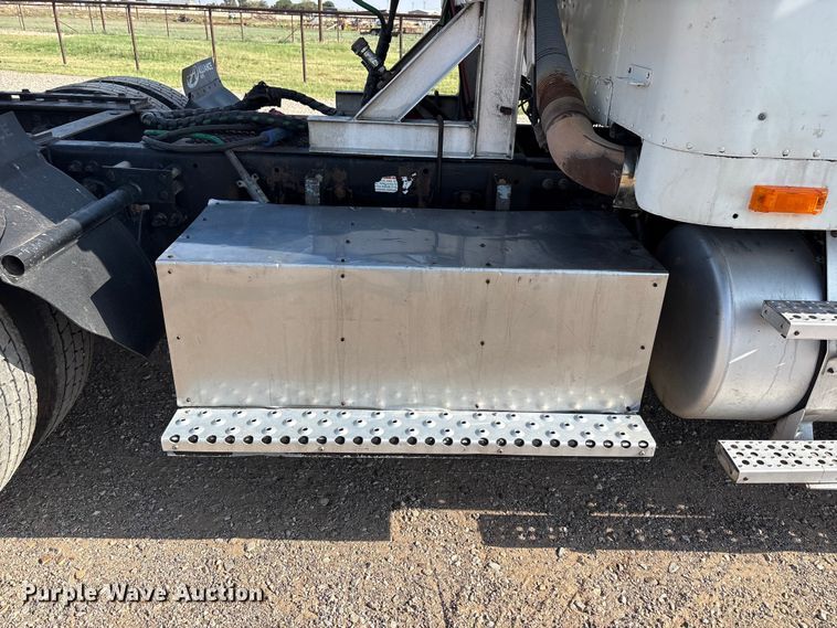 image for item FC2442 2000 Freightliner FLD semi truck