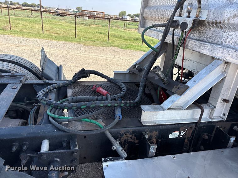 image for item FC2442 2000 Freightliner FLD semi truck