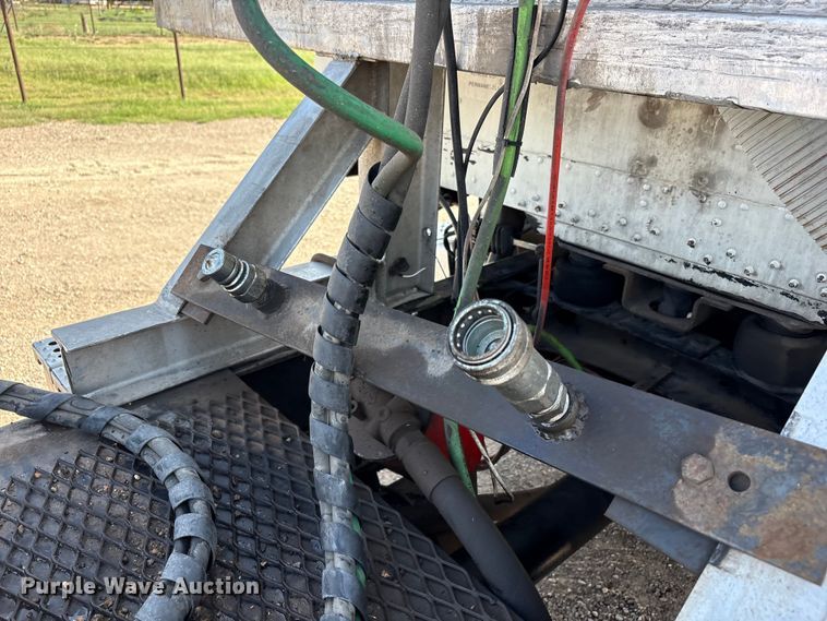 image for item FC2442 2000 Freightliner FLD semi truck