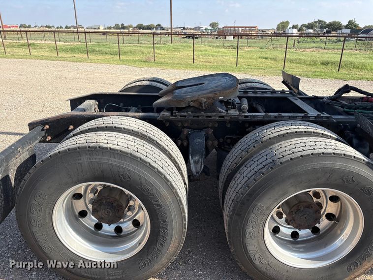 image for item FC2442 2000 Freightliner FLD semi truck