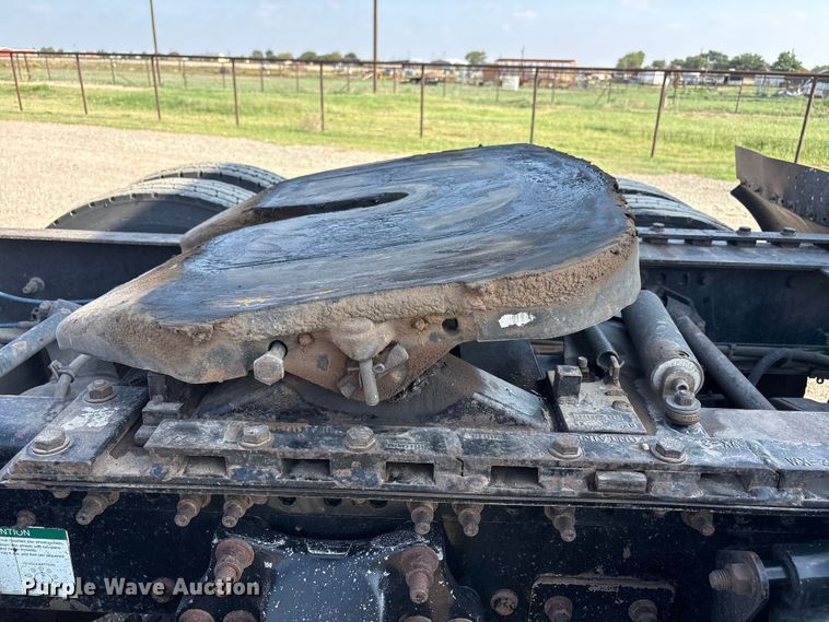 image for item FC2442 2000 Freightliner FLD semi truck
