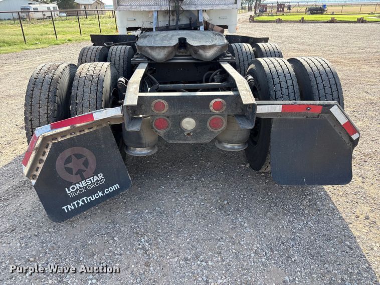 image for item FC2442 2000 Freightliner FLD semi truck
