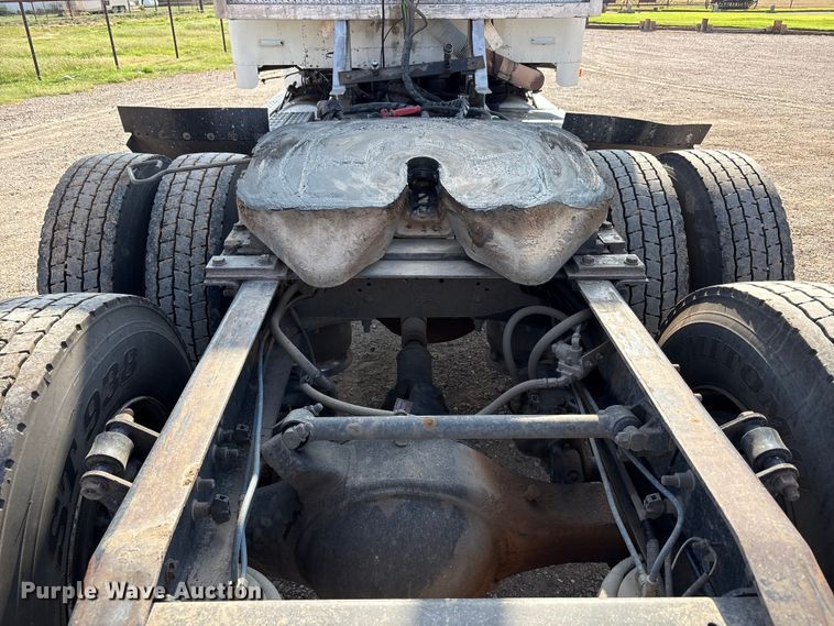 image for item FC2442 2000 Freightliner FLD semi truck