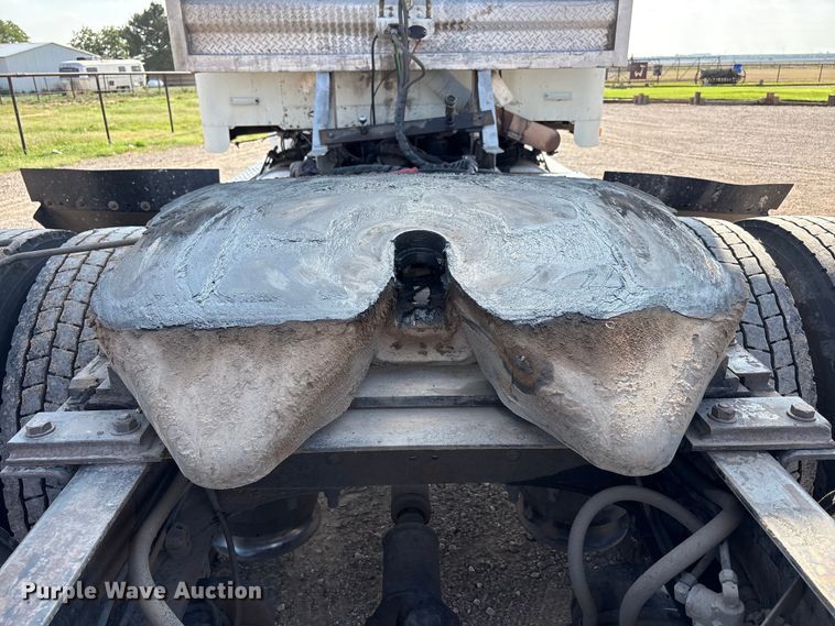 image for item FC2442 2000 Freightliner FLD semi truck