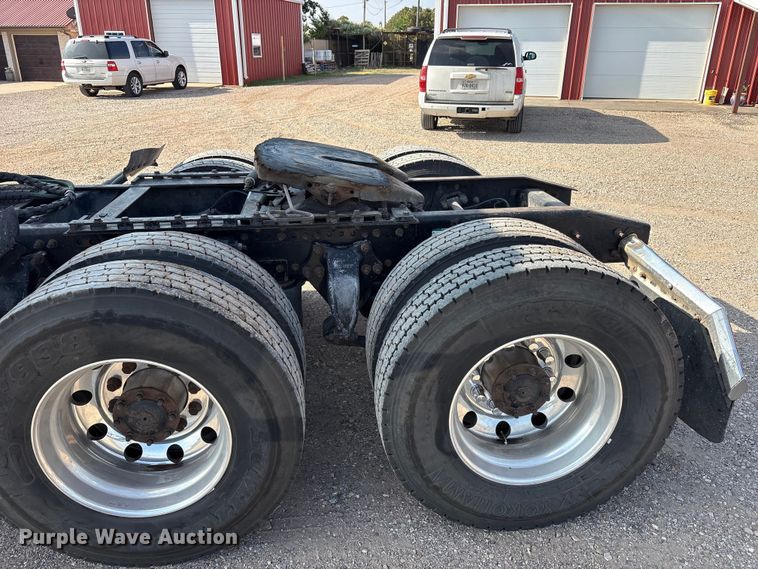 image for item FC2442 2000 Freightliner FLD semi truck
