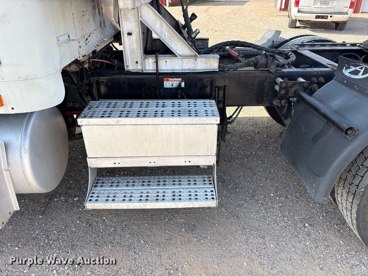 image for item FC2442 2000 Freightliner FLD semi truck