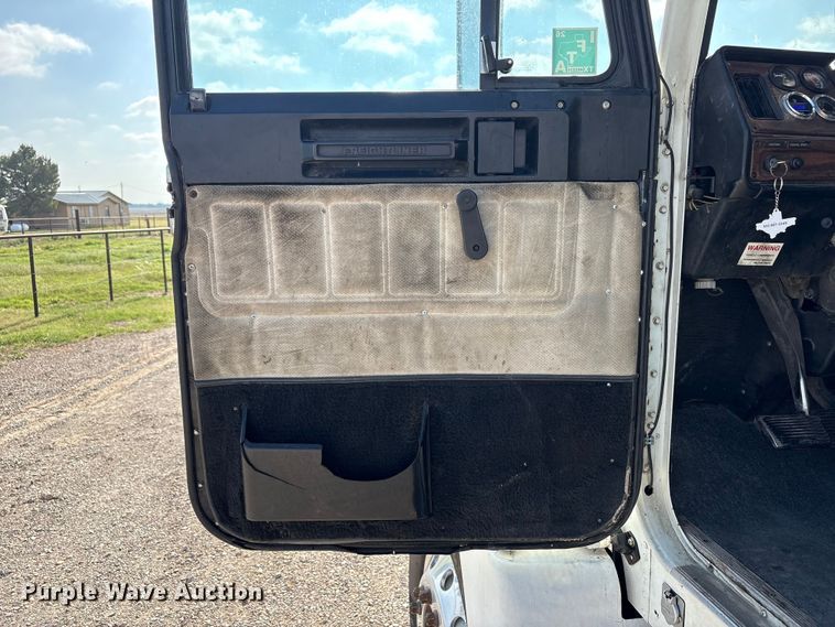 image for item FC2442 2000 Freightliner FLD semi truck