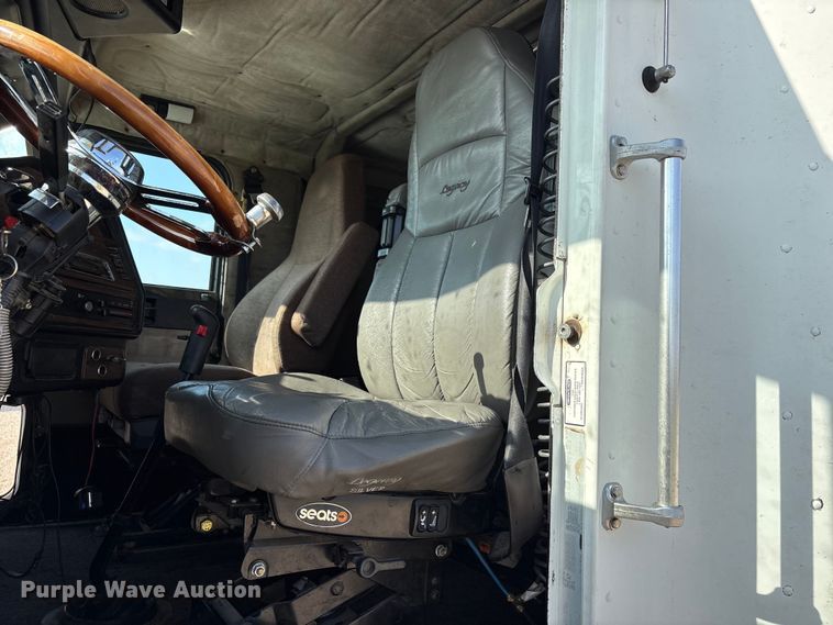 image for item FC2442 2000 Freightliner FLD semi truck