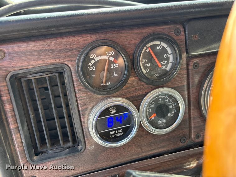 image for item FC2442 2000 Freightliner FLD semi truck