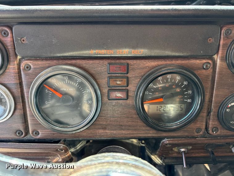 image for item FC2442 2000 Freightliner FLD semi truck