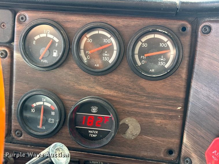 image for item FC2442 2000 Freightliner FLD semi truck