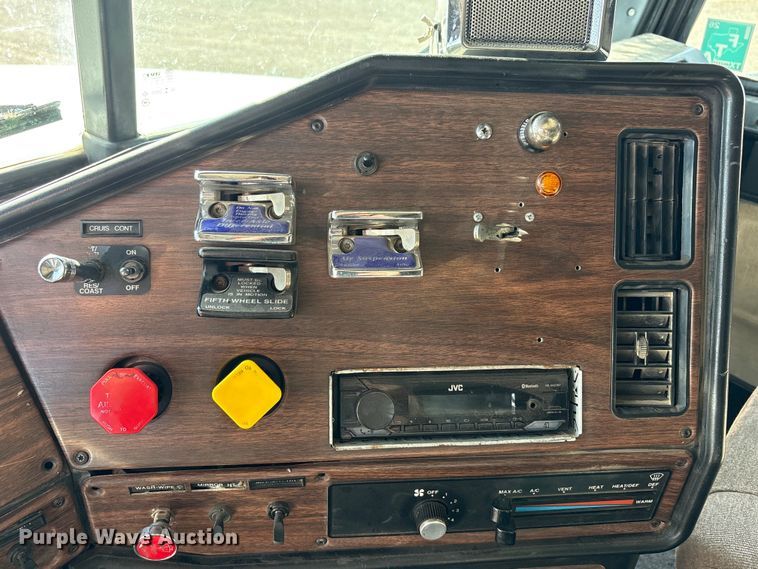 image for item FC2442 2000 Freightliner FLD semi truck