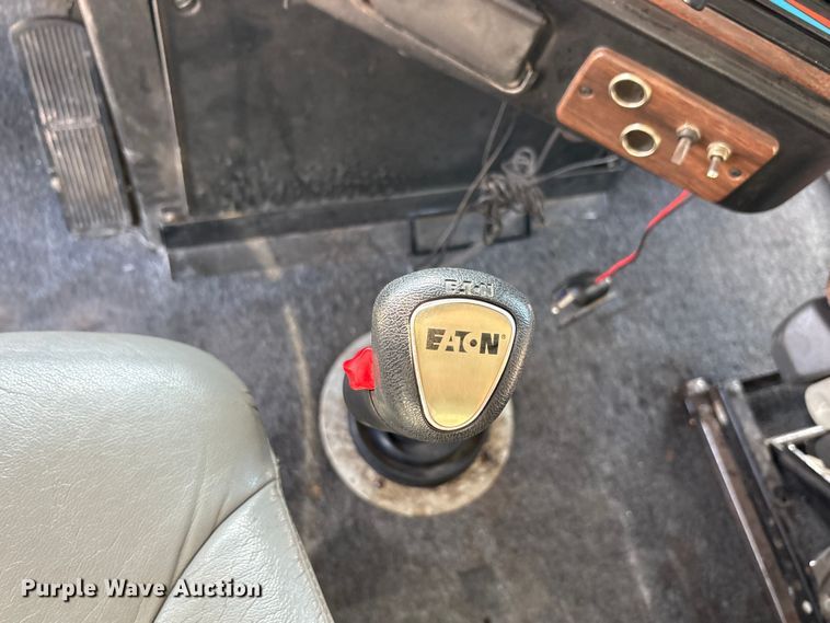 image for item FC2442 2000 Freightliner FLD semi truck