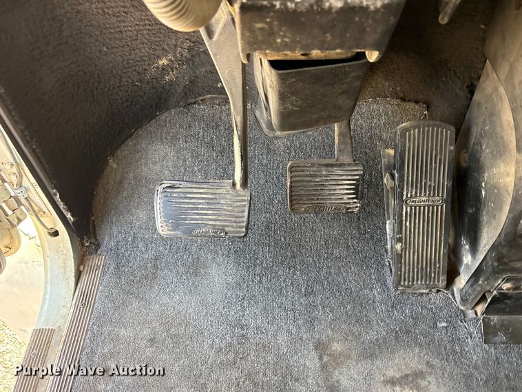image for item FC2442 2000 Freightliner FLD semi truck