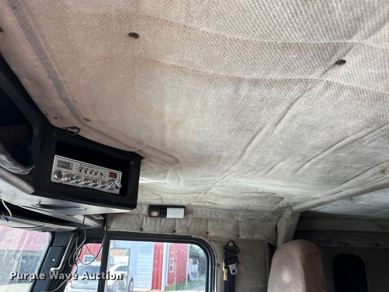 image for item FC2442 2000 Freightliner FLD semi truck