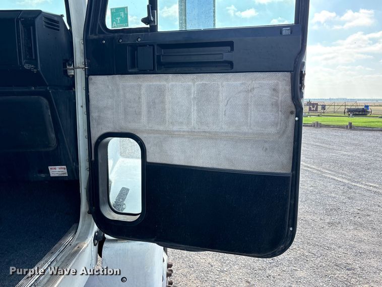 image for item FC2442 2000 Freightliner FLD semi truck