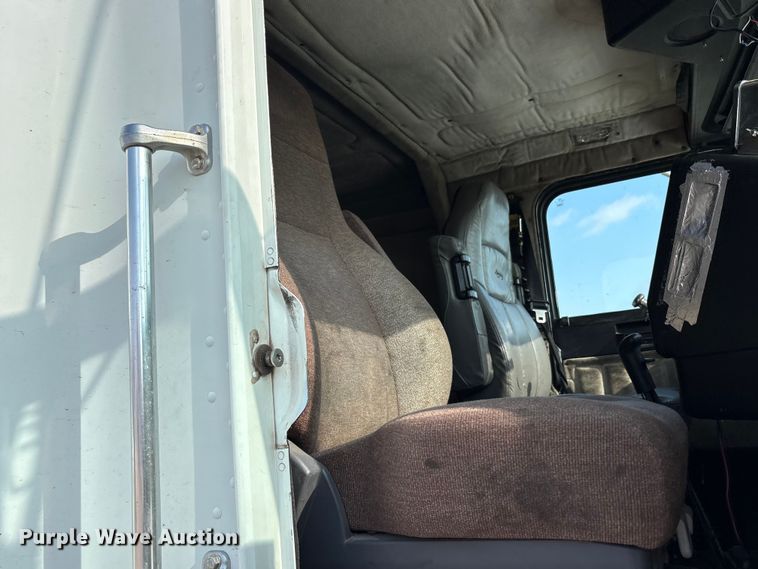 image for item FC2442 2000 Freightliner FLD semi truck