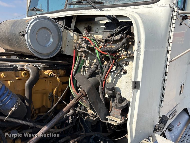 image for item FC2442 2000 Freightliner FLD semi truck