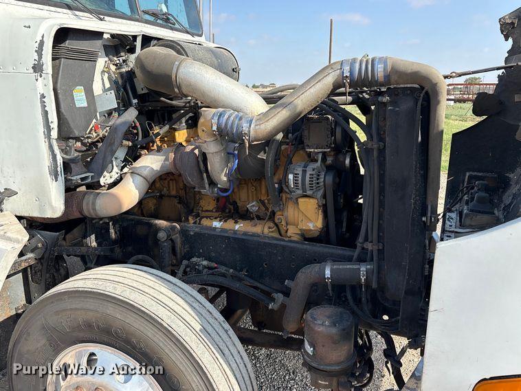 image for item FC2442 2000 Freightliner FLD semi truck