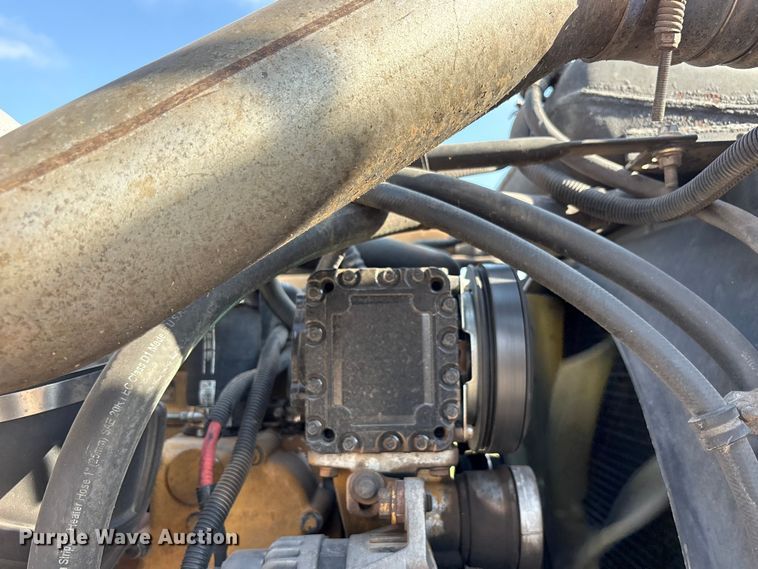 image for item FC2442 2000 Freightliner FLD semi truck
