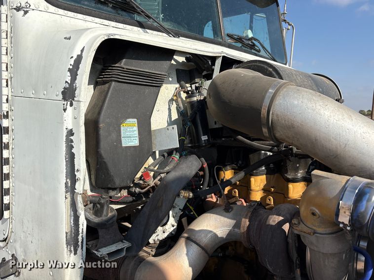 image for item FC2442 2000 Freightliner FLD semi truck