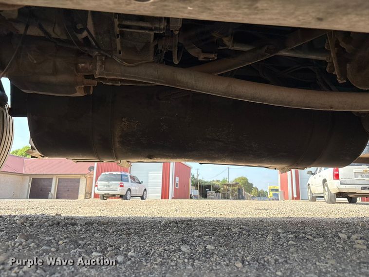 image for item FC2442 2000 Freightliner FLD semi truck