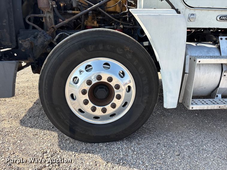image for item FC2442 2000 Freightliner FLD semi truck