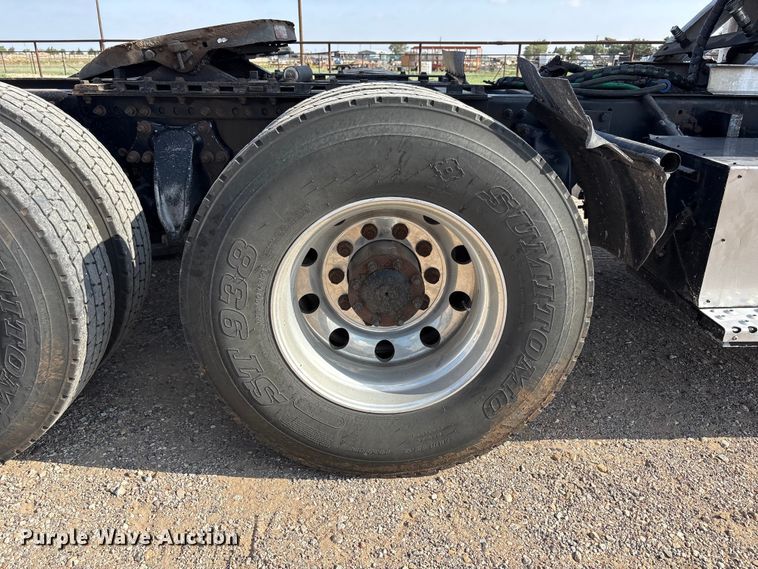 image for item FC2442 2000 Freightliner FLD semi truck