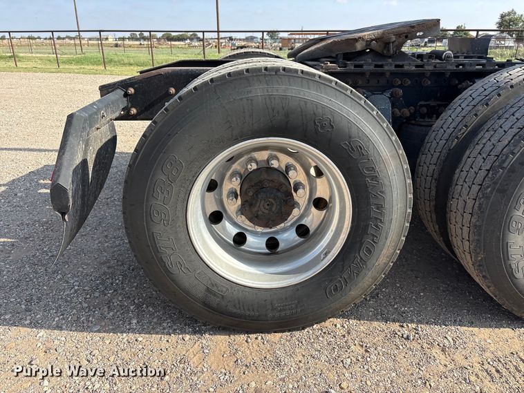 image for item FC2442 2000 Freightliner FLD semi truck