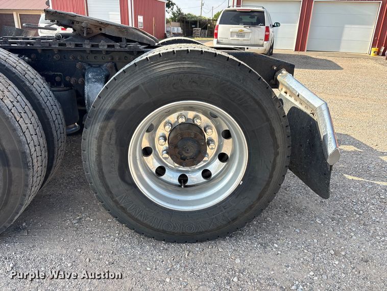 image for item FC2442 2000 Freightliner FLD semi truck