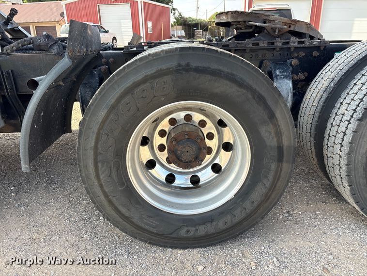 image for item FC2442 2000 Freightliner FLD semi truck