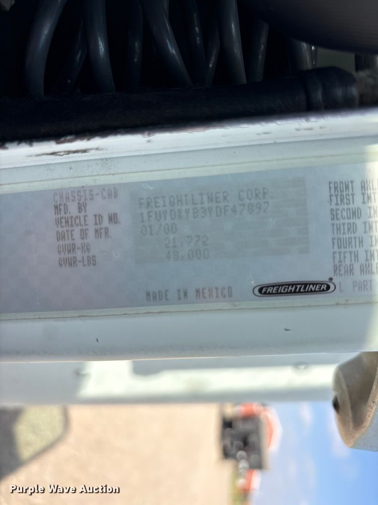 image for item FC2442 2000 Freightliner FLD semi truck