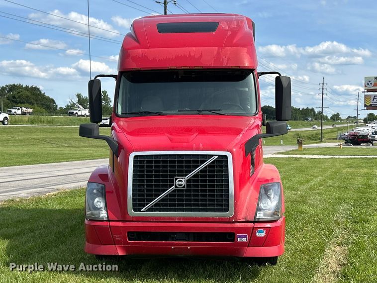 image for item FC2802 2015 Volvo VNL semi truck