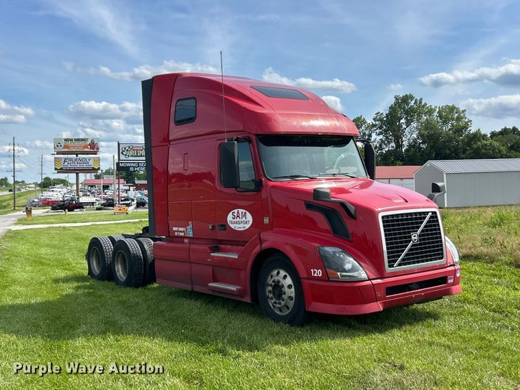 image for item FC2802 2015 Volvo VNL semi truck