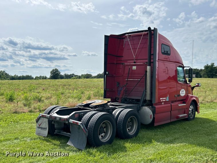 image for item FC2802 2015 Volvo VNL semi truck
