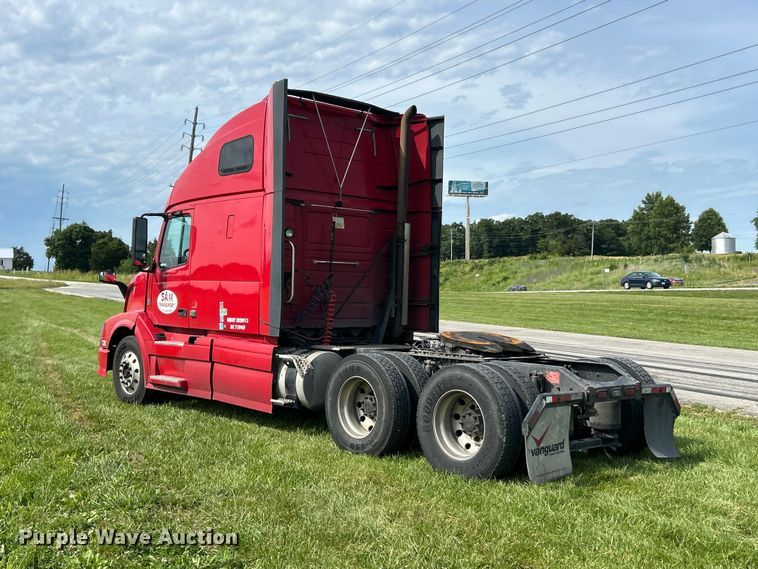 image for item FC2802 2015 Volvo VNL semi truck