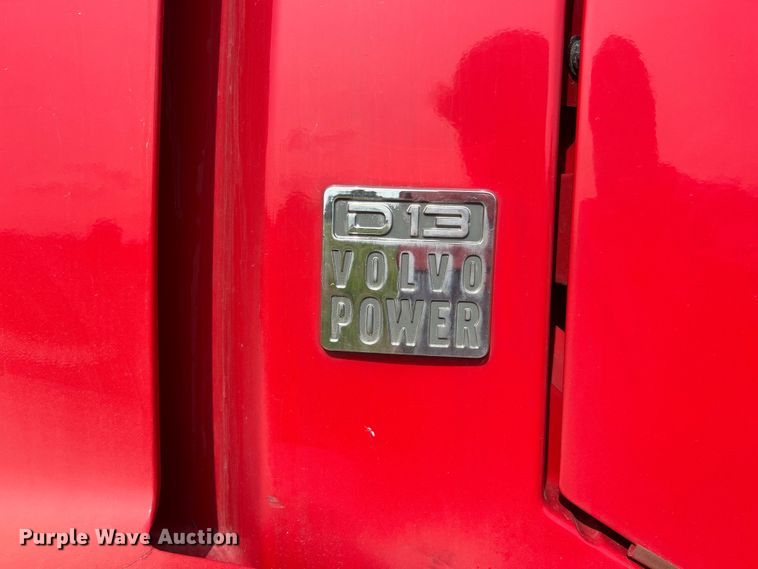 image for item FC2802 2015 Volvo VNL semi truck