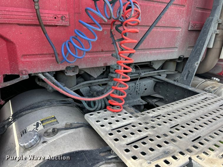 image for item FC2802 2015 Volvo VNL semi truck