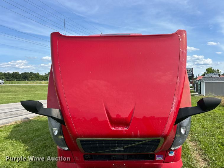 image for item FC2802 2015 Volvo VNL semi truck