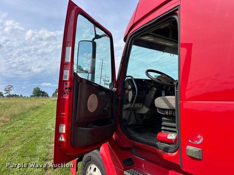 image for item FC2802 2015 Volvo VNL semi truck