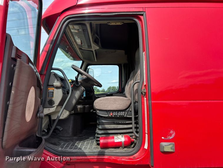 image for item FC2802 2015 Volvo VNL semi truck