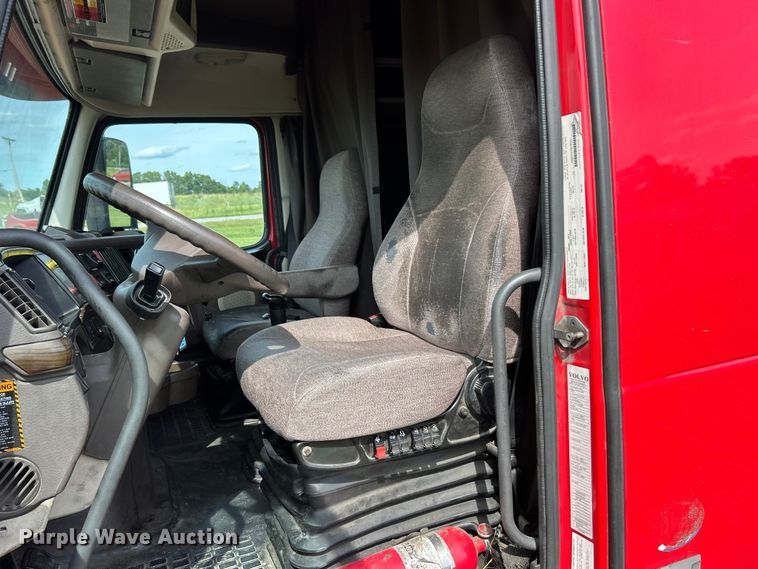 image for item FC2802 2015 Volvo VNL semi truck