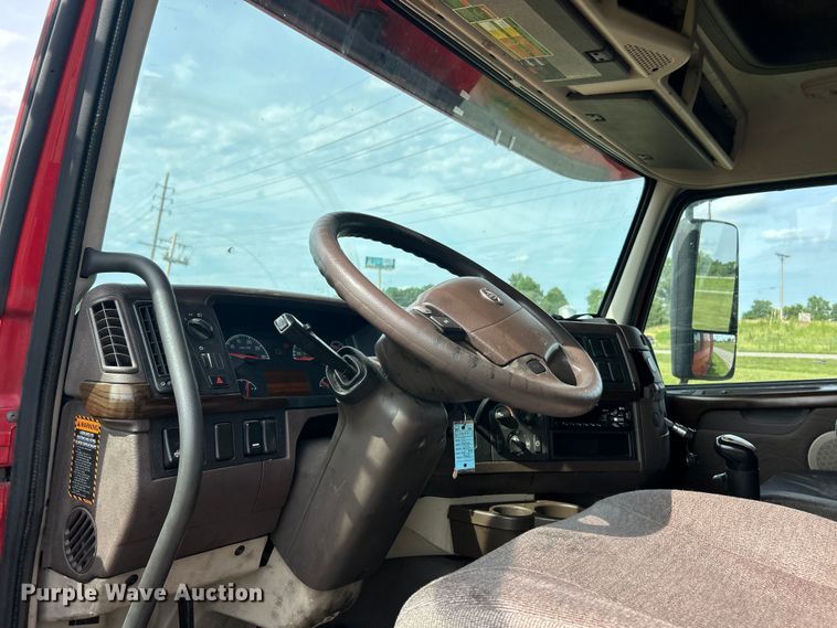 image for item FC2802 2015 Volvo VNL semi truck